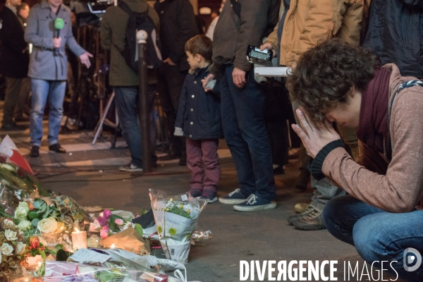 Veillees des parisiens devant les sites des attaques terroristes du 13 novembre 2015