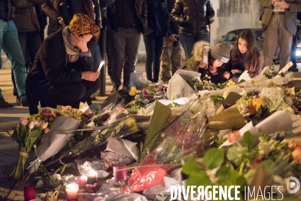 Veillees des parisiens devant les sites des attaques terroristes du 13 novembre 2015