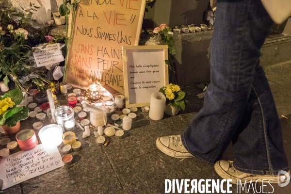 Veillees des parisiens devant les sites des attaques terroristes du 13 novembre 2015