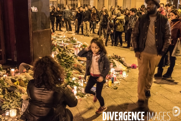 Veillees des parisiens devant les sites des attaques terroristes du 13 novembre 2015