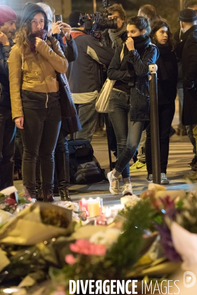 Veillees des parisiens devant les sites des attaques terroristes du 13 novembre 2015