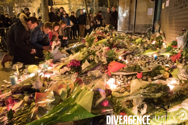 Veillees des parisiens devant les sites des attaques terroristes du 13 novembre 2015