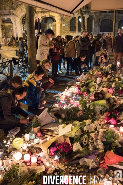 Veillees des parisiens devant les sites des attaques terroristes du 13 novembre 2015