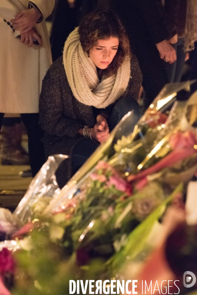 Veillees des parisiens devant les sites des attaques terroristes du 13 novembre 2015