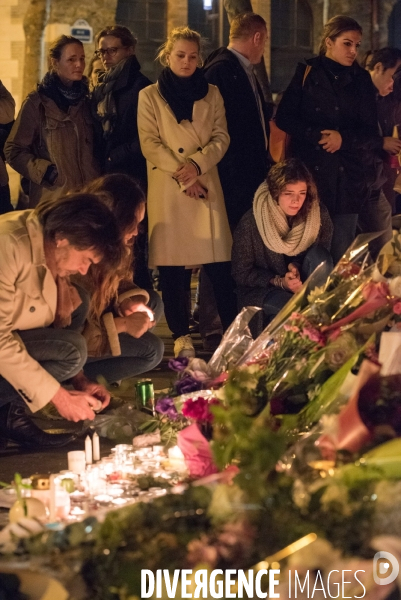 Veillees des parisiens devant les sites des attaques terroristes du 13 novembre 2015