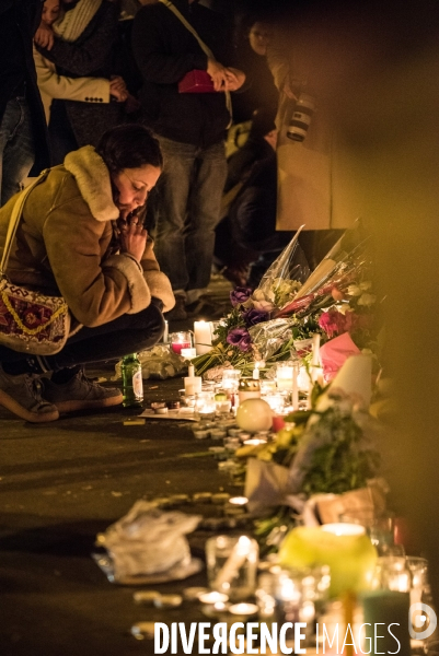 Veillees des parisiens devant les sites des attaques terroristes du 13 novembre 2015