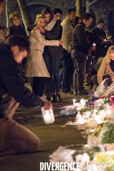 Veillees des parisiens devant les sites des attaques terroristes du 13 novembre 2015