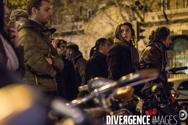 Veillees des parisiens devant les sites des attaques terroristes du 13 novembre 2015