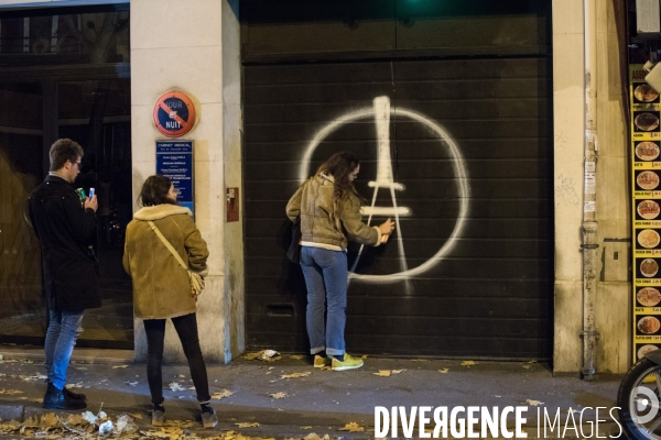 Veillees des parisiens devant les sites des attaques terroristes du 13 novembre 2015