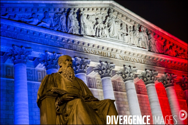 Paris, pavoisé en signe de résistance après les attentats du vendredi 13 affiche son drapeau tricolore bleu blanc rouge sur ses monuments.