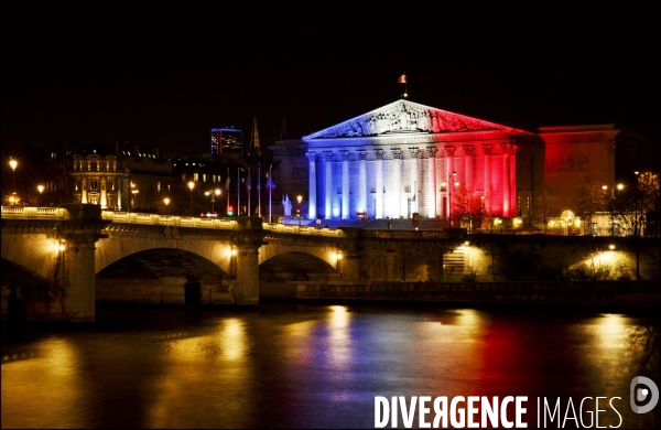 Paris, pavoisé en signe de résistance après les attentats du vendredi 13 affiche son drapeau tricolore bleu blanc rouge sur ses monuments.