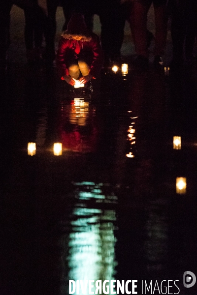 Recueillement au miroir d eau à Nantes en hommage aux victimes des attentats de Paris du 13 novembre 2015