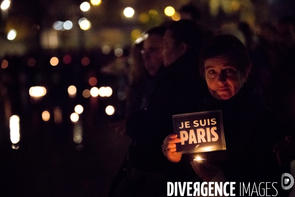 Recueillement au miroir d eau à Nantes en hommage aux victimes des attentats de Paris du 13 novembre 2015