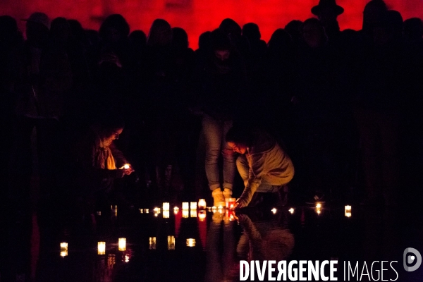 Recueillement au miroir d eau à Nantes en hommage aux victimes des attentats de Paris du 13 novembre 2015