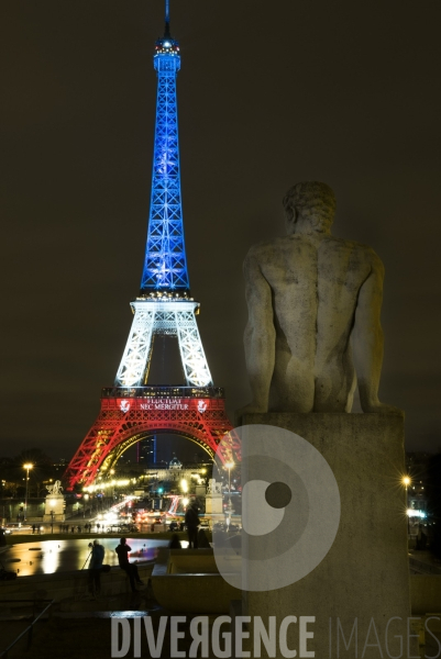 La tour Eiffel illuminée aux couleurs du drapeau français après les attentats du vendredi 13 novembre 2015