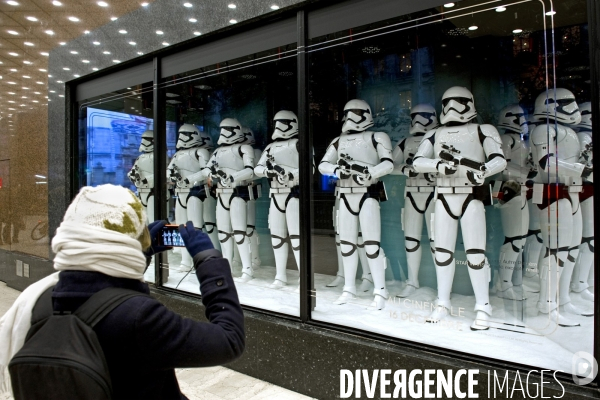 Dans les vitrines d un grand magasin, des stormtroopers.Que la Force soit avec nous !