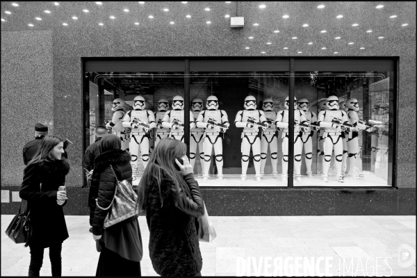 Dans les vitrines d un grand magasin, des stormtroopers.Que la Force soit avec nous !