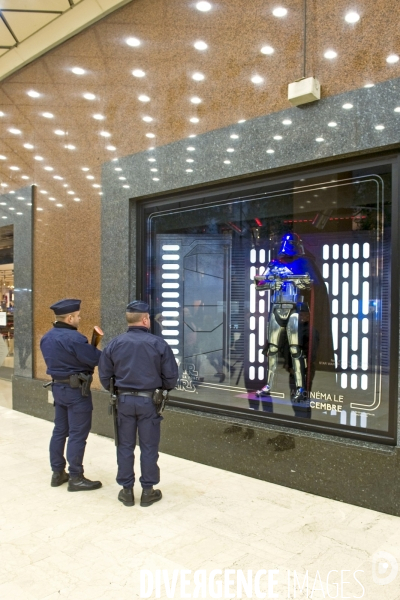 Dans les vitrines d un grand magasin, des stormtroopers et des gendarmes .Que la Force soit avec nous !