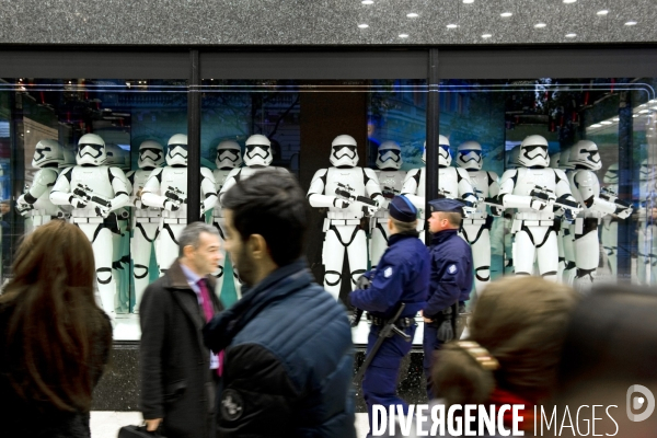 Dans les vitrines d un grand magasin, des stormtroopers et des gendarmes .Que la Force soit avec nous !