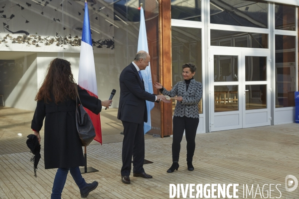 Laurent Fabius , president President-designate of COP 21 , donne la clé de la cop à Christiana Figueres, Executive Secretary of the UN Framework Convention on Climate Change (UNFCCC) , Ambiances COP 21 derniers préparatifs avant ouverture