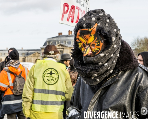 Les Zadistes, militants pour le Climat, organisent un banquet à Versailles.
