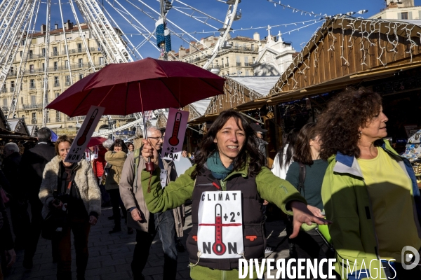 Marseille : chaîne humaine contre le réchauffement climatique