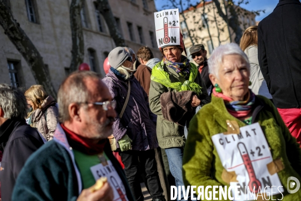 Marseille : chaîne humaine contre le réchauffement climatique