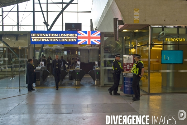 Illustration Novembre2015.Policiers britanniques et barriere d acces a l Eurostar en gare de Lille Europe