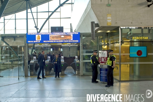 Illustration Novembre2015.Policiers britanniques et barriere d acces a l Eurostar en gare de Lille Europe