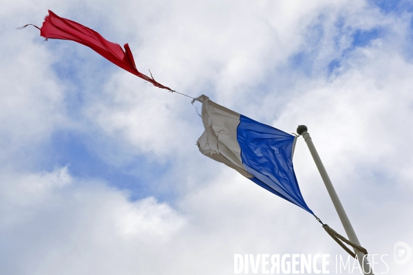 Illustration Novembre 2015. Drapeau francais dechire, en lambeaux symbole d une France divisee