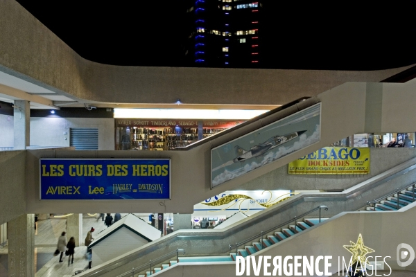 Illustration Novembre 2015.Le centre commercial sous la dalle de la Tour Montparnasse.