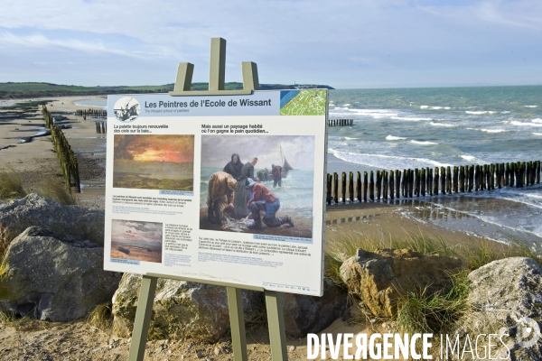 Illustration Novembre2015.Chevalet de peintre installe sur la digue montrant des oeuvres de peintre de l ecole wissantaise