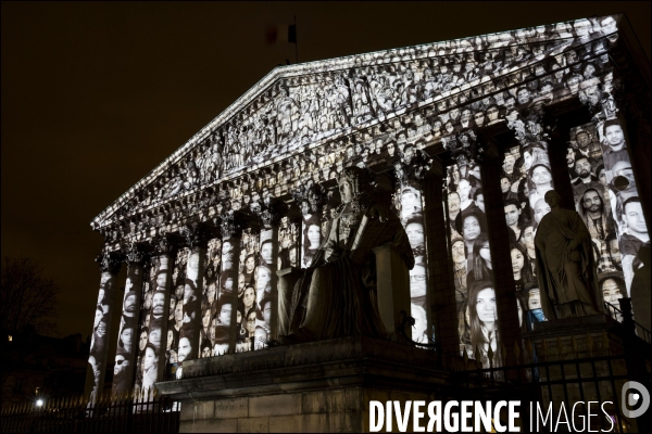 L oeuvre  The Standing March   de l artiste JR et du réalisateur Darren Aronofsky projetée sur la façade de l assemblée Nationale pendant la COP 21