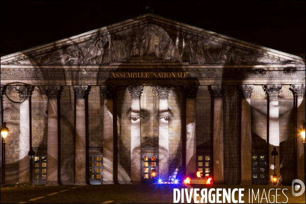 L oeuvre  The Standing March   de l artiste JR et du réalisateur Darren Aronofsky projetée sur la façade de l assemblée Nationale pendant la COP 21
