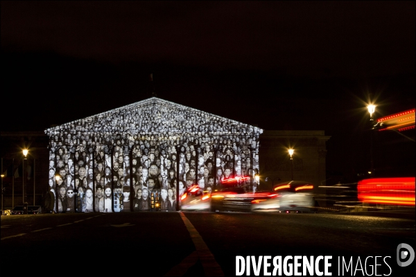 L oeuvre  The Standing March   de l artiste JR et du réalisateur Darren Aronofsky projetée sur la façade de l assemblée Nationale pendant la COP 21
