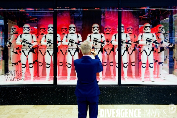 Illustration Novembre2015.Que la Force soit avec lui ! Stormtroopers dans la vitrine d un grand magasin