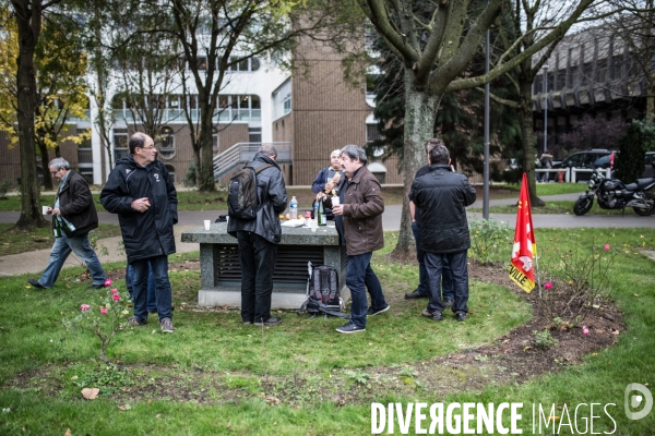 Manifestation de soutien aux salariés d Air France devant le Tribunal de Bobigny