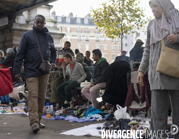 Marché informel sous le métro aérien