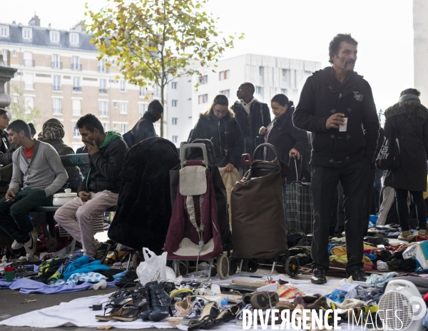 Marché informel sous le métro aérien