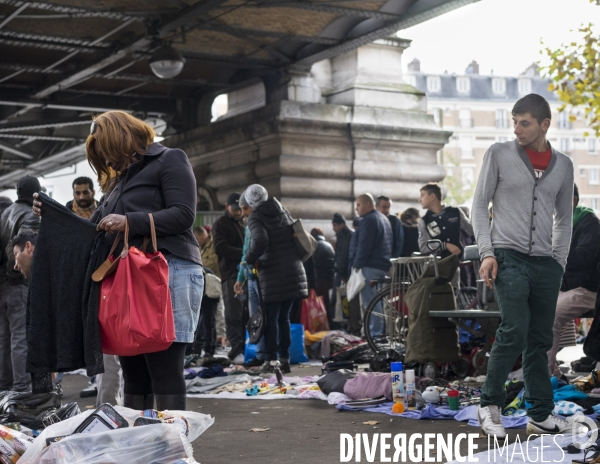 Marché informel sous le métro aérien