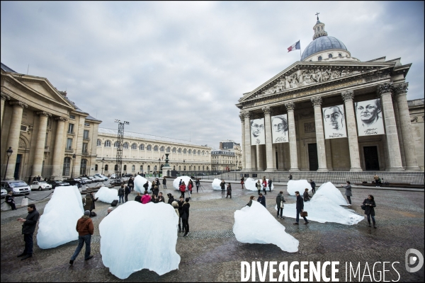 Installation   Ice Watch   par l artiste dano-islandais Olafur ELIASSON sur la place du Panthéon à Paris pendant la COP 21 pour symboliser le réchauffement climatique.