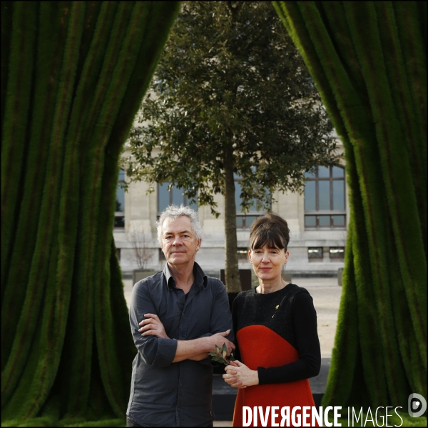 Inauguration de l installation monumentale par Ackroyd & Harvey, d un arbre majestueux devant une draperie d herbe vivante pour inaugurer la COP21