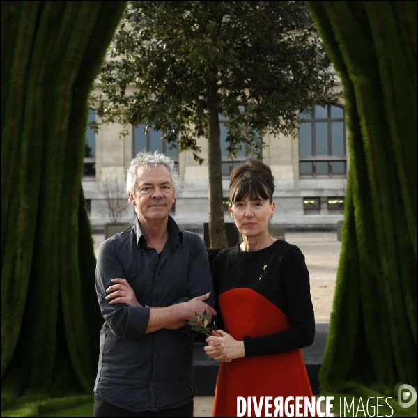 Inauguration de l installation monumentale par Ackroyd & Harvey, d un arbre majestueux devant une draperie d herbe vivante pour inaugurer la COP21