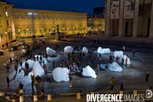 Ramenes du Groenland par l artiste dano-islandais,Olafur Eliasson, douze blocs de glace pesant au total 80 tonnes, forment, place du Pantheon, Ice Watch, le cadran d une horloge symbolisant les effets du changement climatique