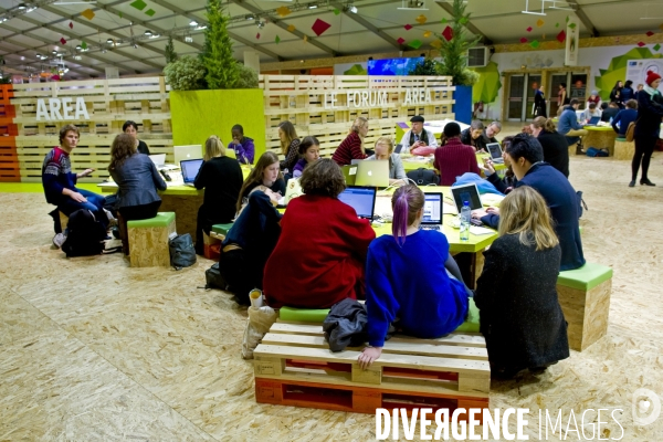 COP 21 dernier jour,... avant prolongation. Ambiance sur les espaces generations climat