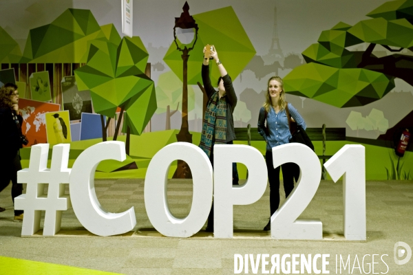 COP 21 dernier jour,... avant prolongation. Ambiance sur les espaces generations climat
