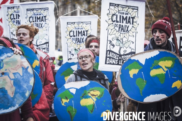 Rassemblement déclarant l Urgence Climatique à la fin de la COP21