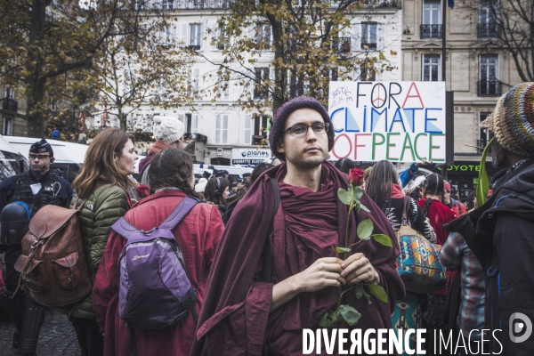 Rassemblement déclarant l Urgence Climatique à la fin de la COP21