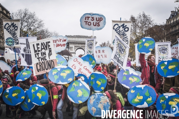 Rassemblement déclarant l Urgence Climatique à la fin de la COP21