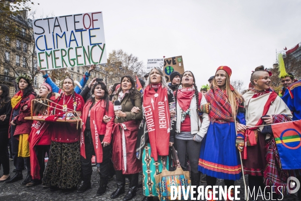 Rassemblement déclarant l Urgence Climatique à la fin de la COP21